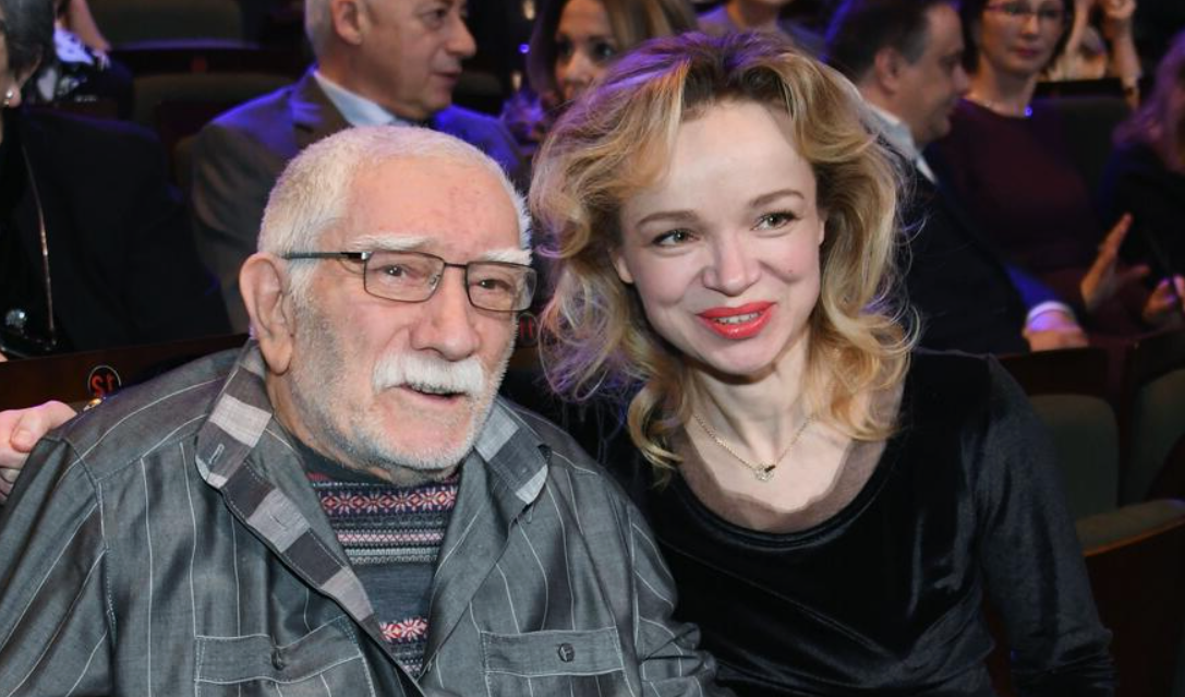 на фото Армен Джигарханян и Виталина Цымбалюк-Романовская 