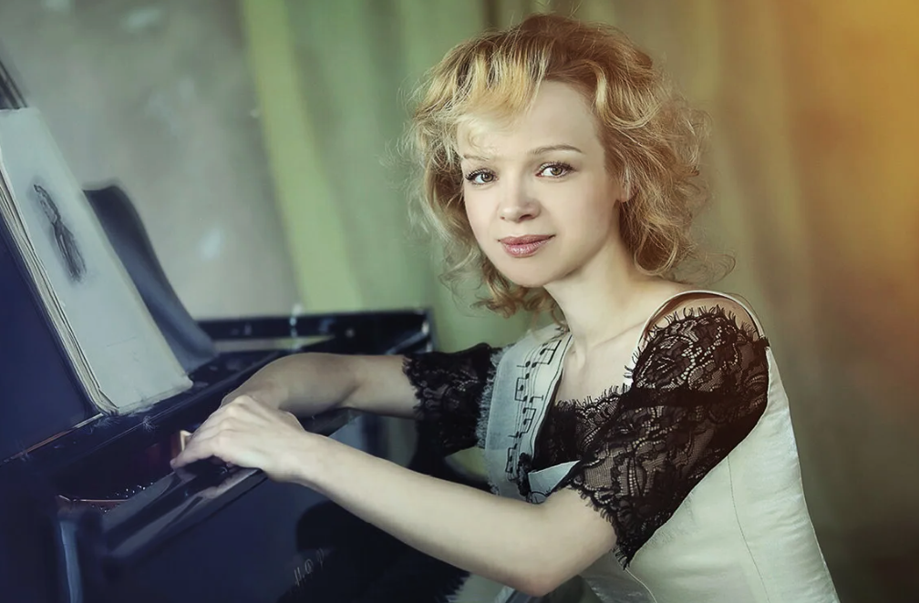 на фото Виталина Цымбалюк-Романовская в молодости 