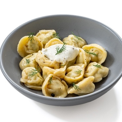 Пельмени – это одно из самых популярных блюд, которое легко приготовить даже новичку. Чтобы они получились вкусными и аппетитными, достаточно соблюдать несколько простых правил.  