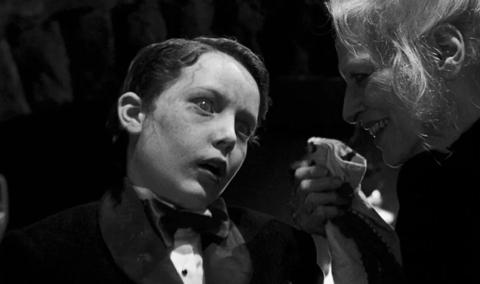 -Ой, а кто это у нас не умывался и грязнулею остался ?