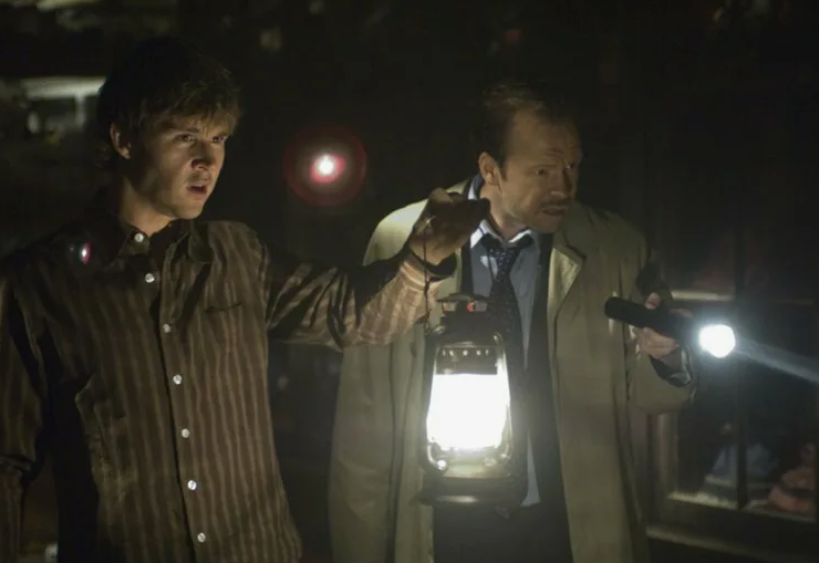 - Так! Берем только огурцы, грибочки и компот, остальное не трогать!