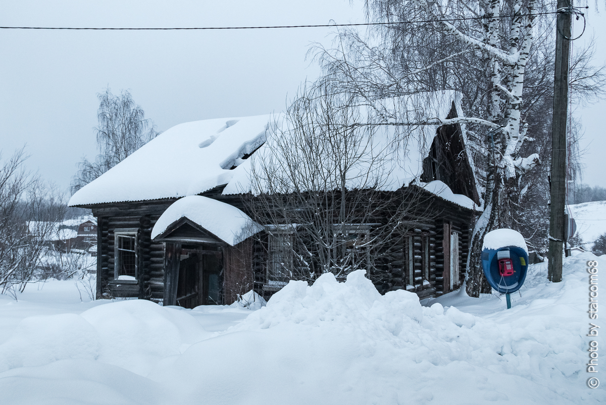 Пыскор встретил нас сизыми сумерками и занесенными снегом хибарками с телефонным автоматом в сугробе