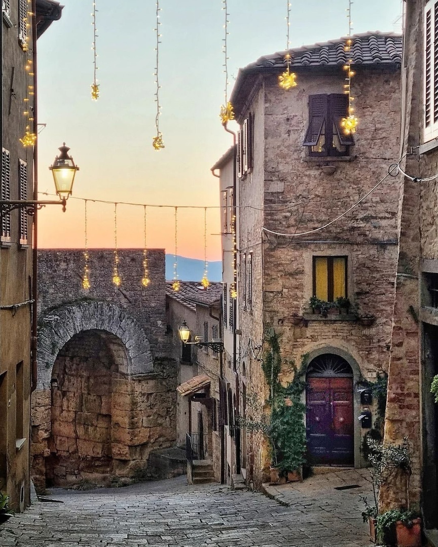 листать чьи-то чужие, зато недавние фото с телефона, но прекрасные