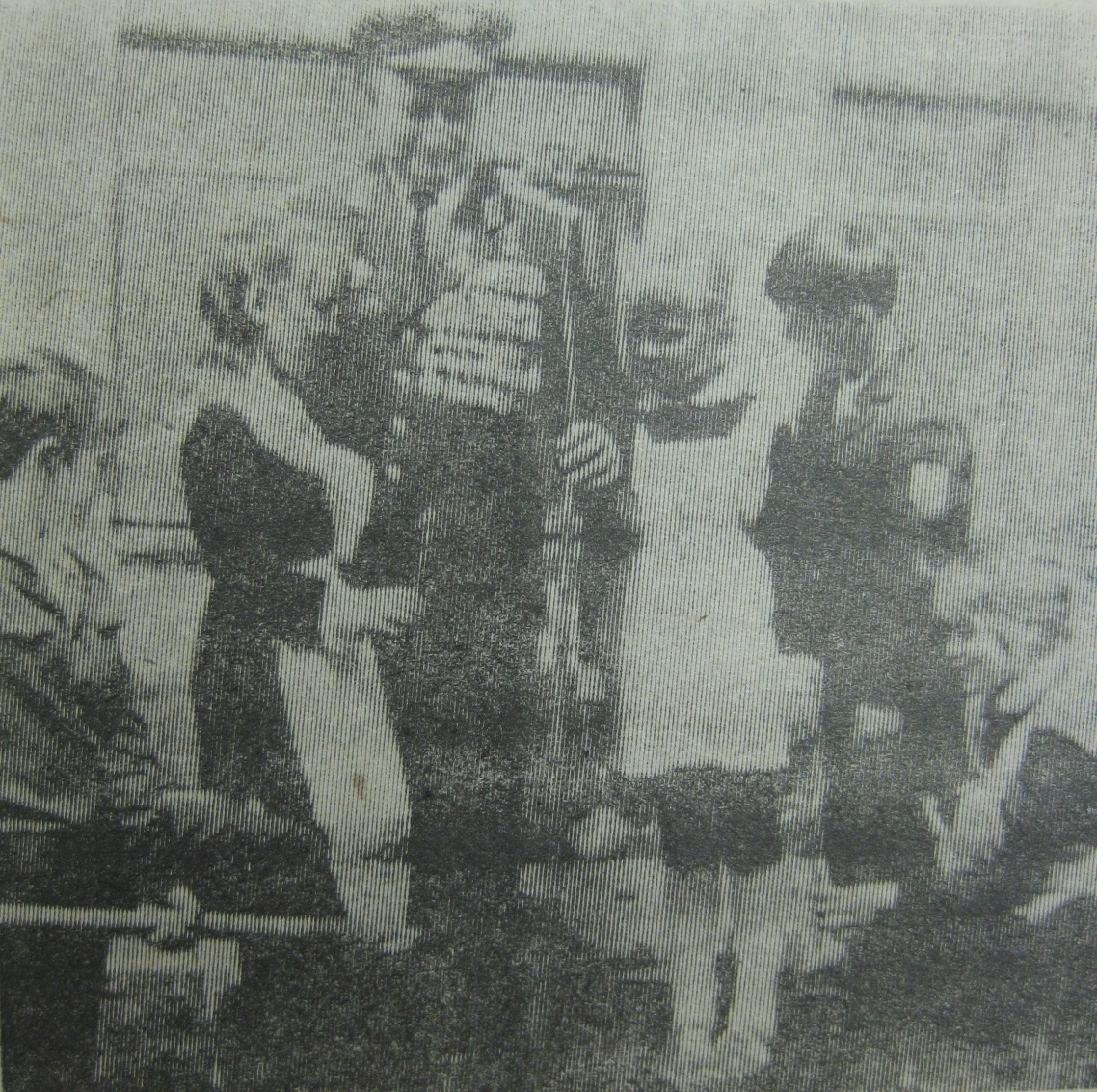 1985 год, 8 июня, А. З. Носовец вместе с учащимися посадил деревце - каштан