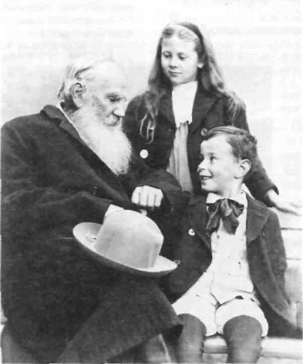 Лев Николаевич Толстой с внуком Ильёй и внучкой Софьей.