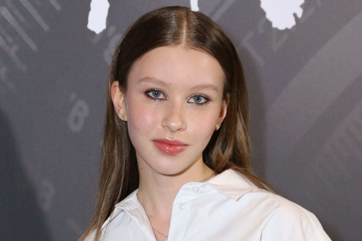     Дочь Юлии Пересильд прилетела в Париж и снялась в платье с открытыми плечами на фоне Эйфелевой башни