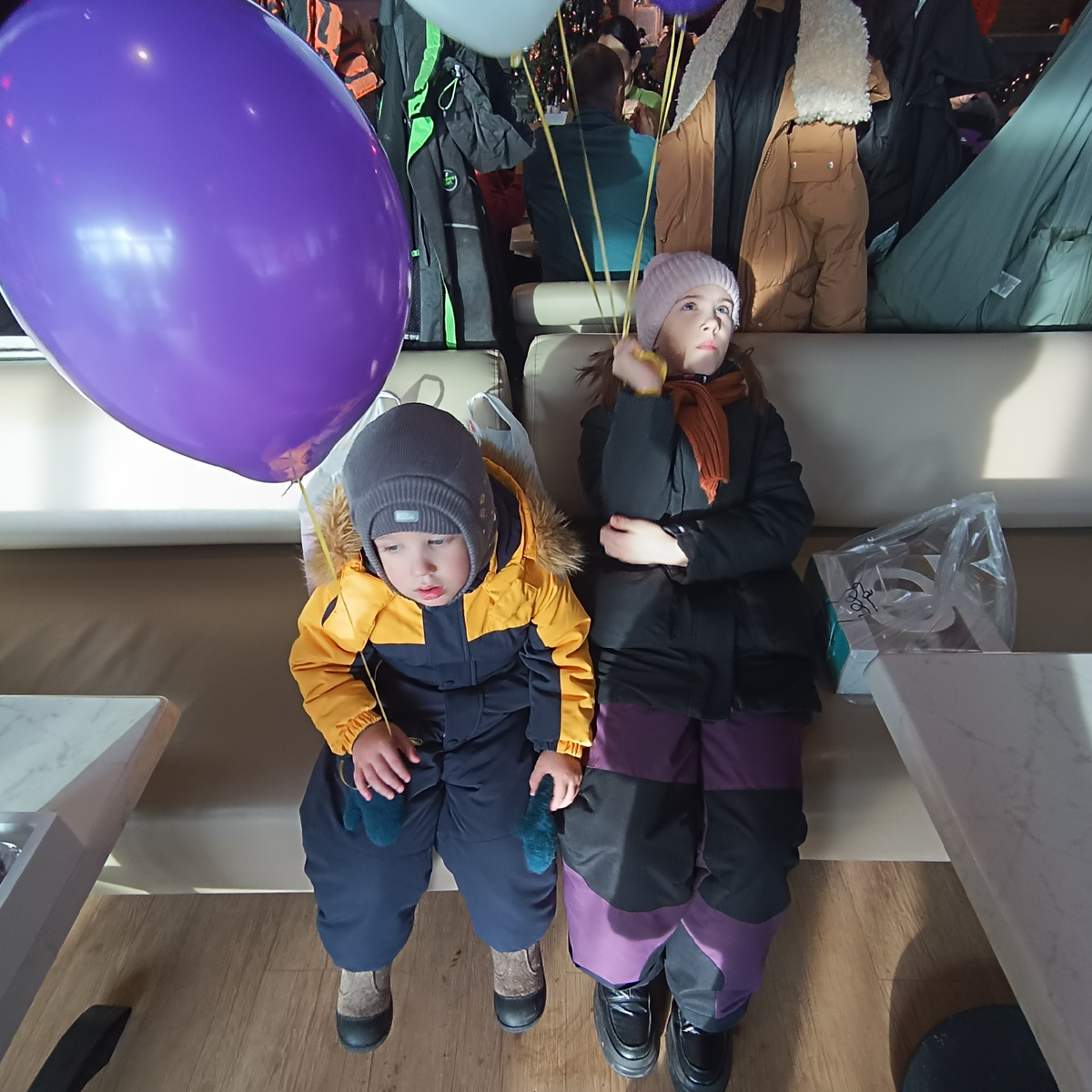 Ждём когда нам принесут наш заказ 