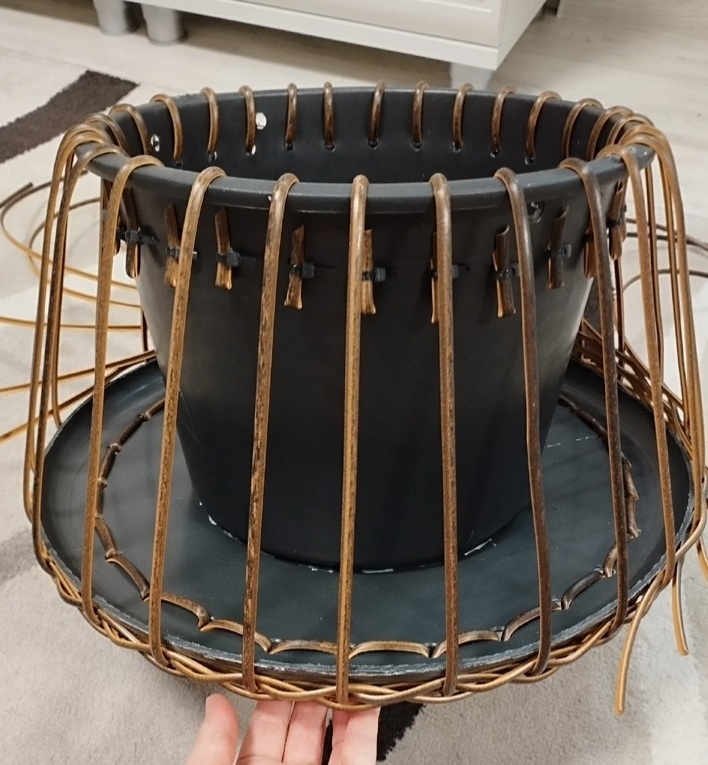 Скриншот кашпо-кадушки из ротанга с rutube.ru