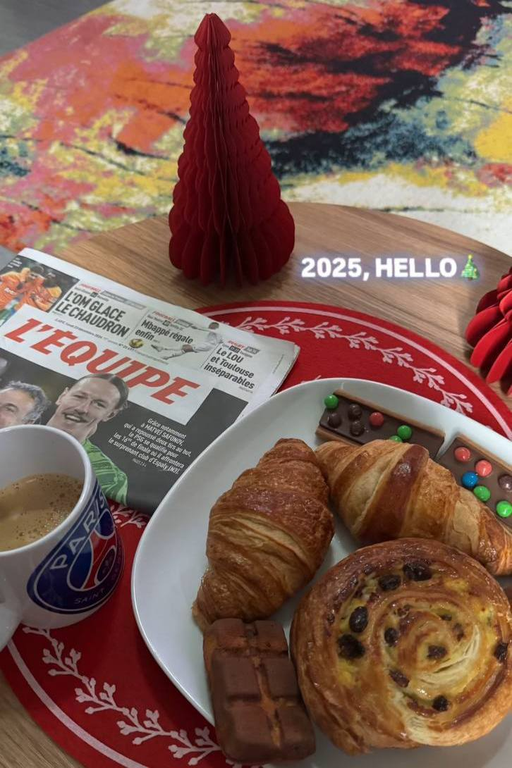 Утро 1-го января Матвея Сафонова было отличным: круассаны, чашка с эмблемой «ПСЖ» и выпуск L’Equipe от 23 декабря. Фото из соцсетей Матвея Сафонова