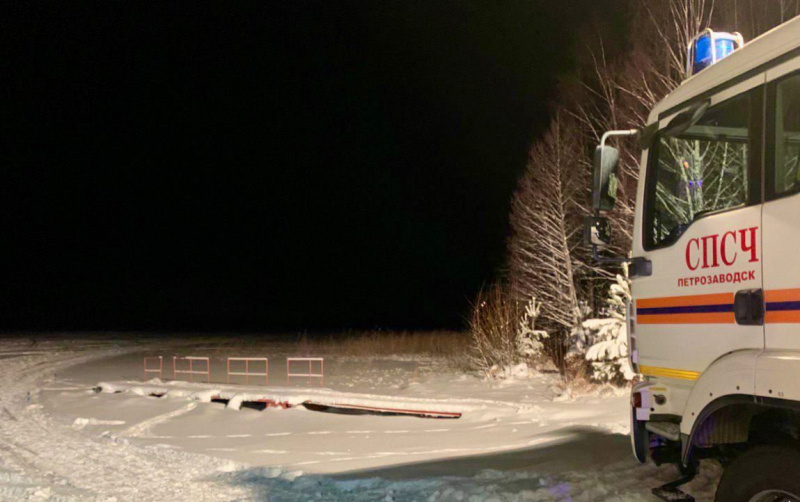    Одиннадцать человек на снегоходах провалились под лед на озере в КарелииГосударственный комитет Карелии по ОЖ и БН