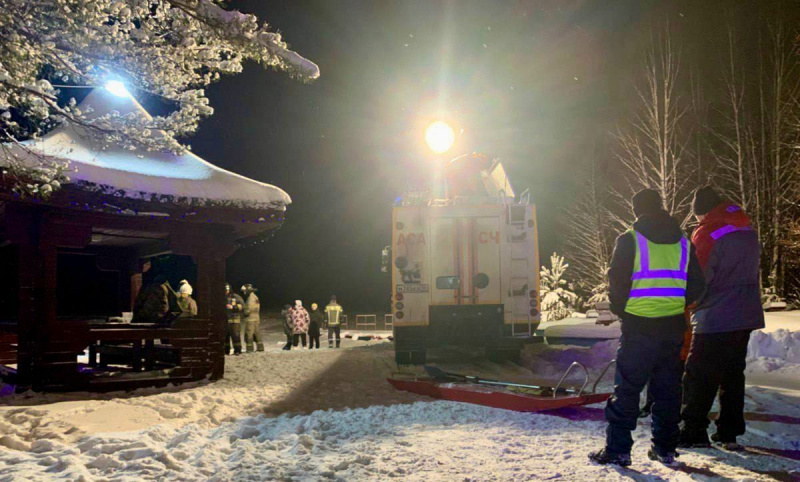    Одиннадцать человек на снегоходах провалились под лед на озере в КарелииГосударственный комитет Карелии по ОЖ и БН