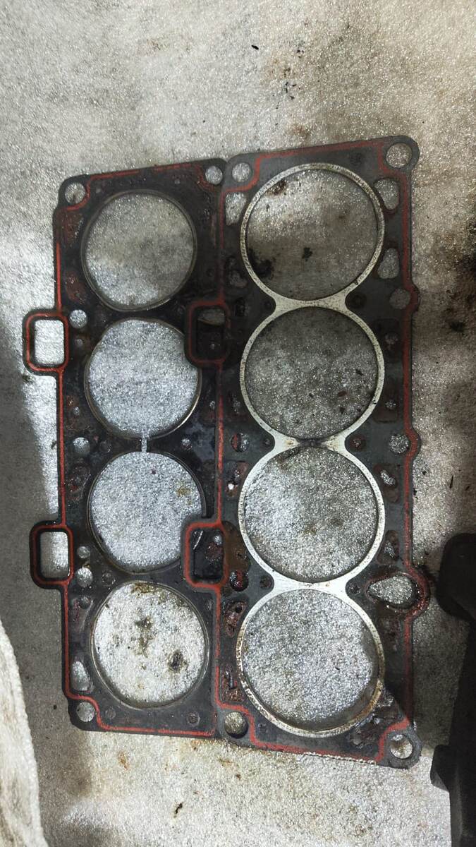 Верхняя пробитая прокладка, а нижняя другая для сравнения 