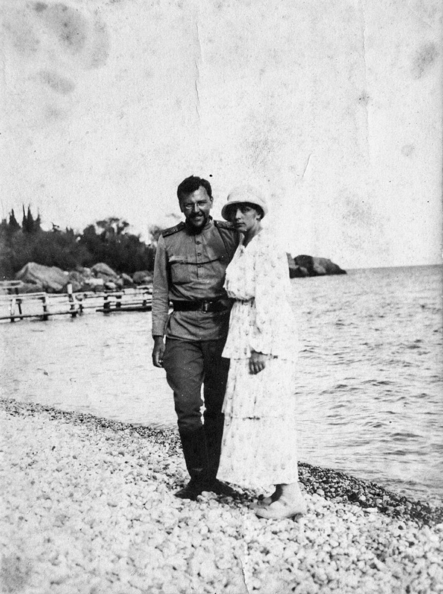 Ксения Эрнестовна с мужем, Александром Николаевичем Левашовым. Крым. 1920.