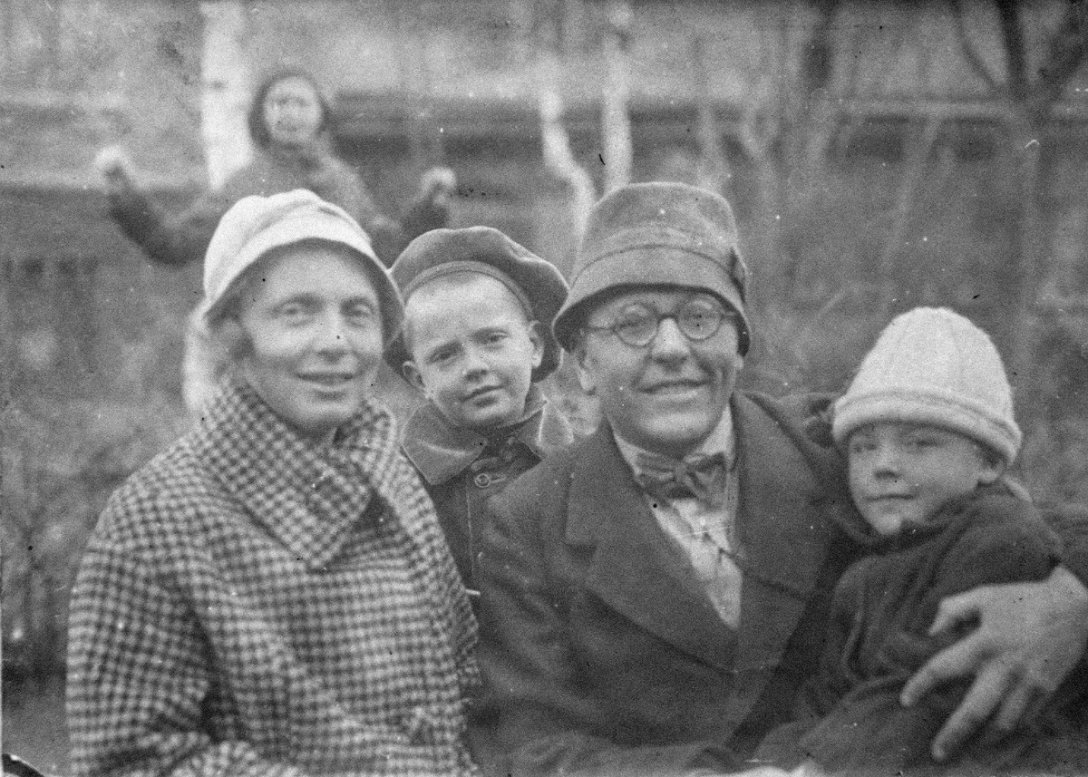 Ксения Эрнестовна и Александр Николаевич с младшими детьми Аллочкой и Мивой. Конец 1920-х