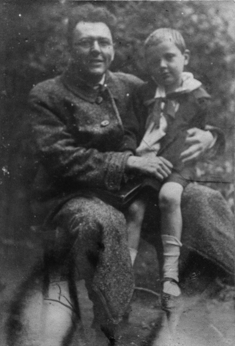 Александр Николаевич с сыном Мстиславом. Середина 1920-х