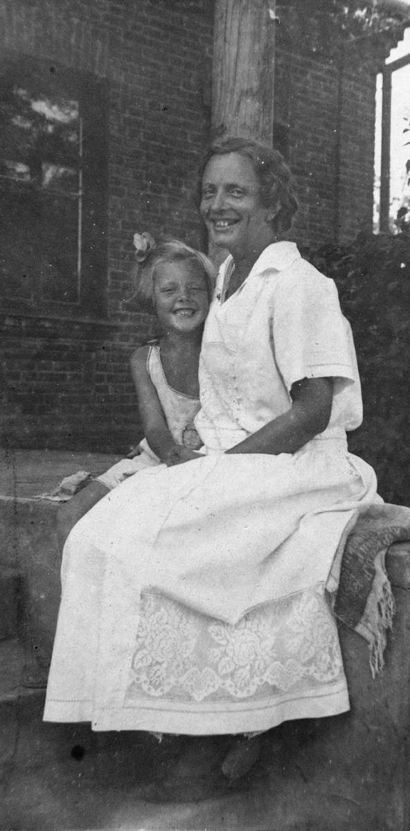 Ксения Эрнестовна с младшей дочкой Аллой, 1924 г.