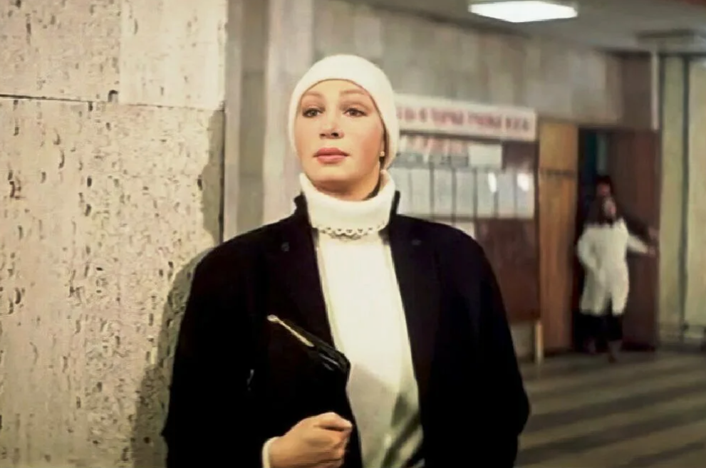 Кадр из к/ф "Самая обоятельная и привлекательная" 1985 г.