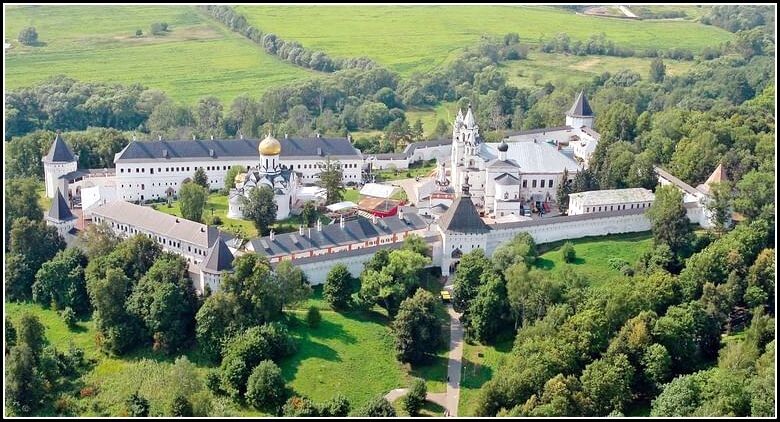 Саввино-Сторожевский монастырь . Вид сверху. Яндекс картинки.