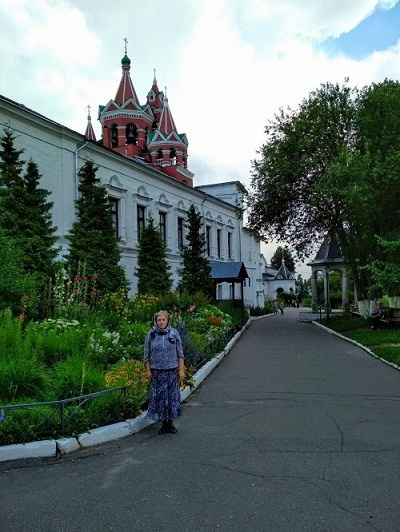 Это я перед  Трапезной  палатой  (построена 1652-1654 гг.). Фото 2019 г.