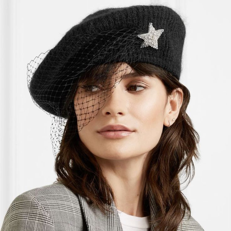 Разнообразные по стилю и характеру броши - см. в карусели.