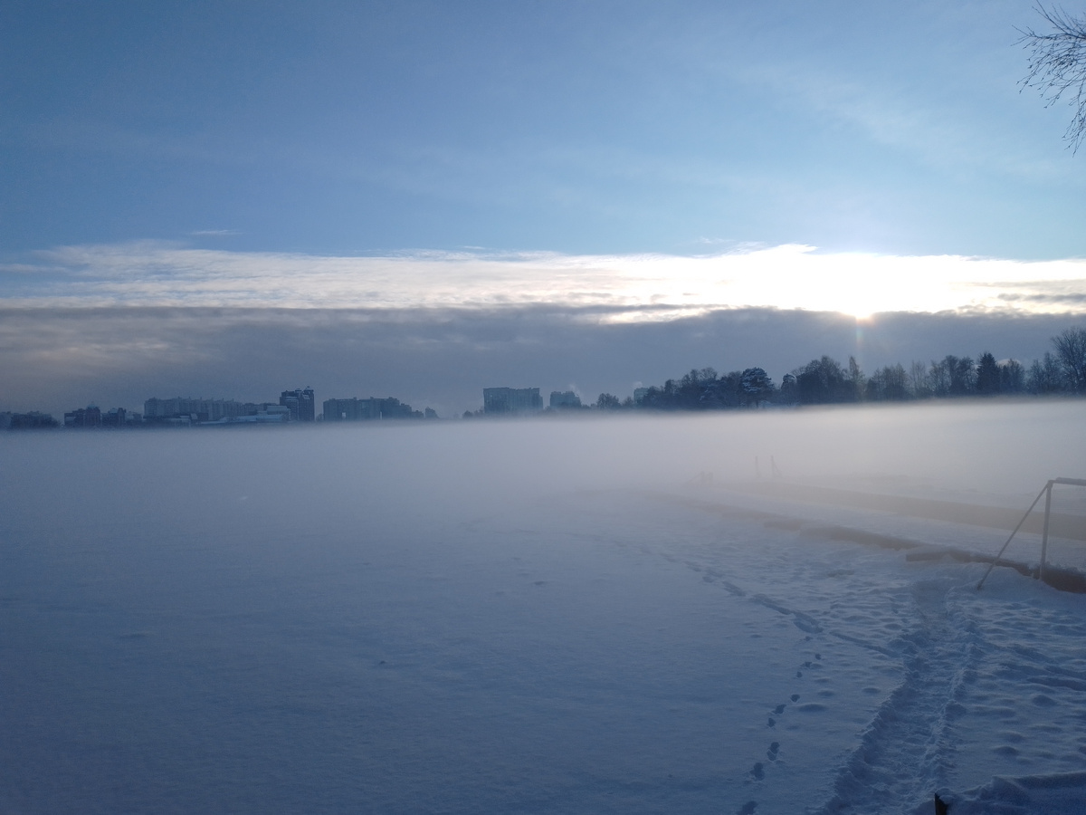 Туман над Верхним Суздальским озером. Видно  прорубь Здесь клуб зимнего любителей зимнего плавания 