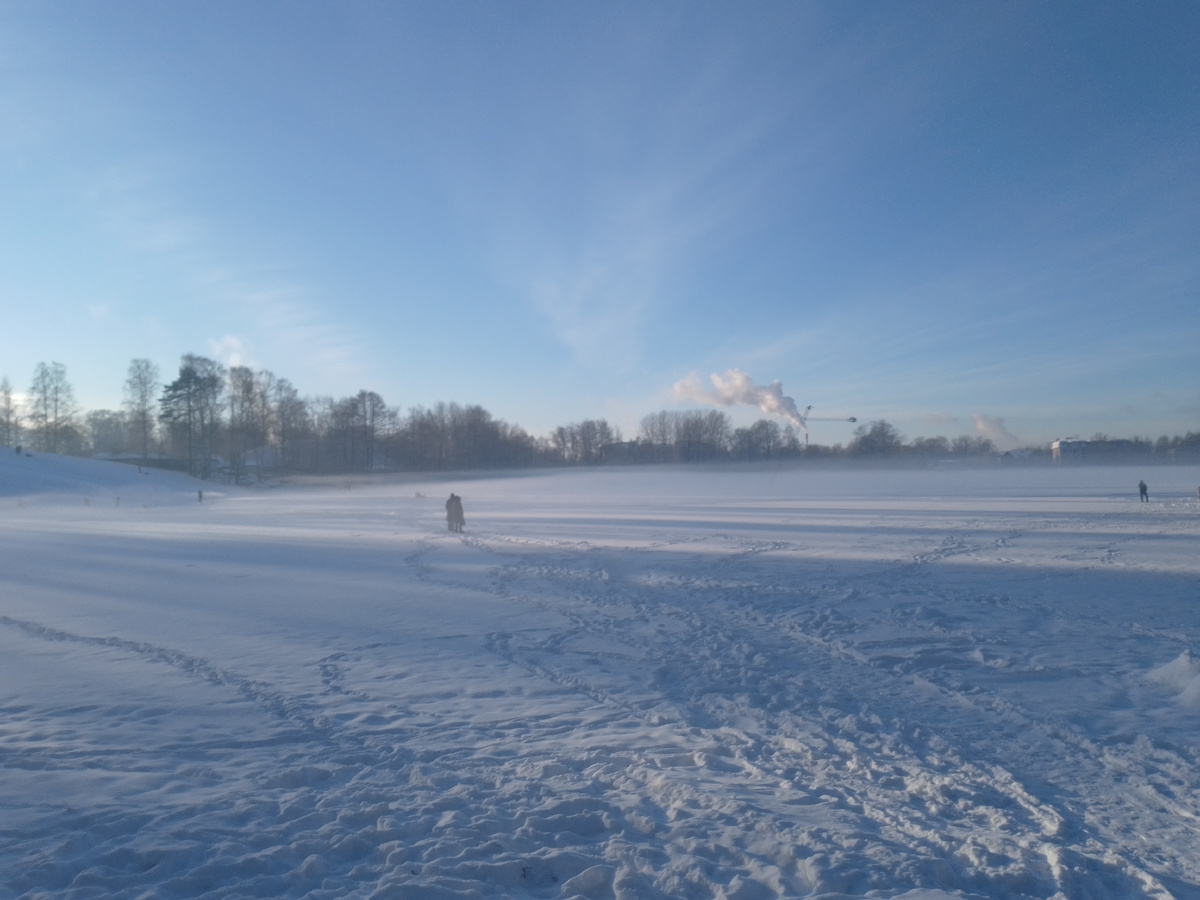 Есть морозный туман и над Среднздальским озером