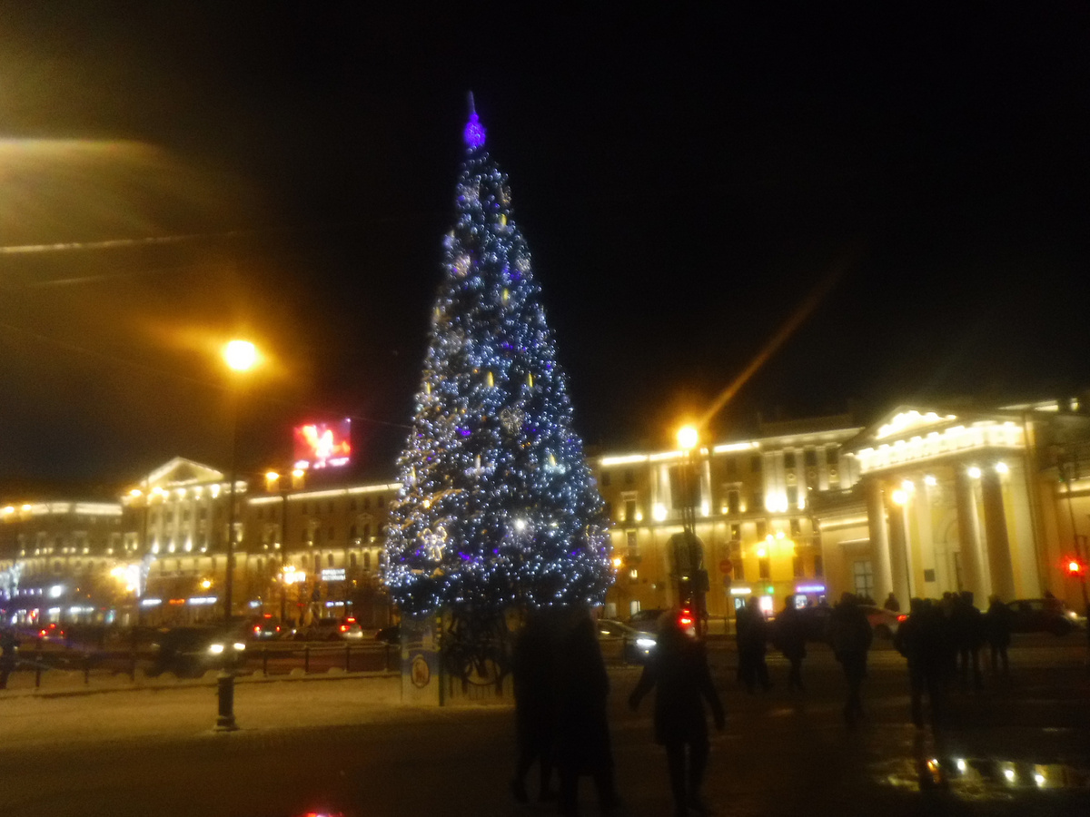 Новогодняя ёлка и здание Гауптвахты. Это одна из местных достопримечательностей. Сейчас здесь туристко-информационное бюро