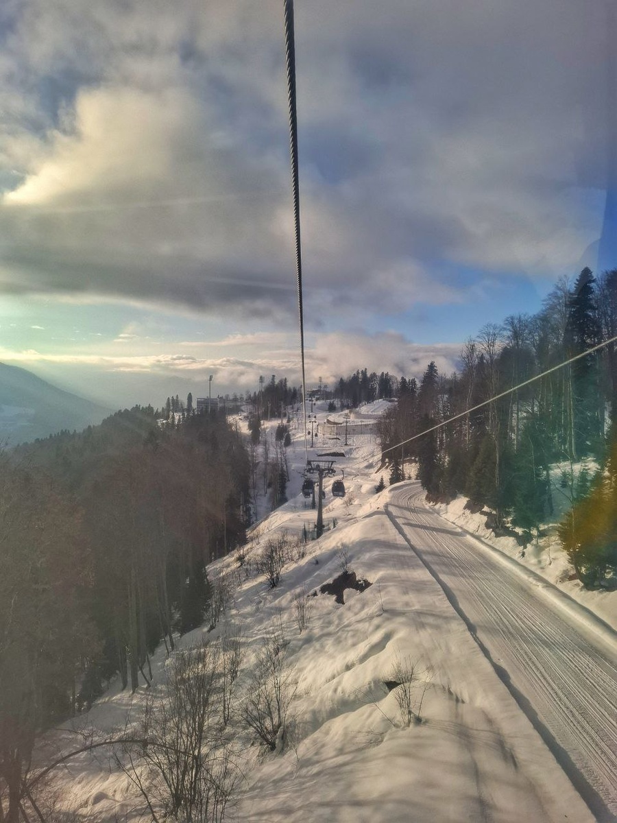 Горнолыжный курорт "Газпром" (Красная Поляна). Вид из кабинки.