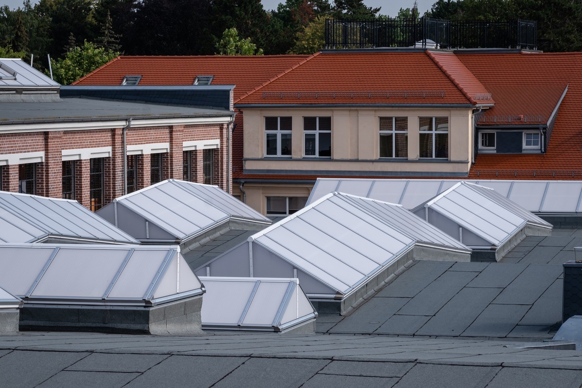 Зенитные фонари со светопрозрачным заполнением из полимерных горючих материалов