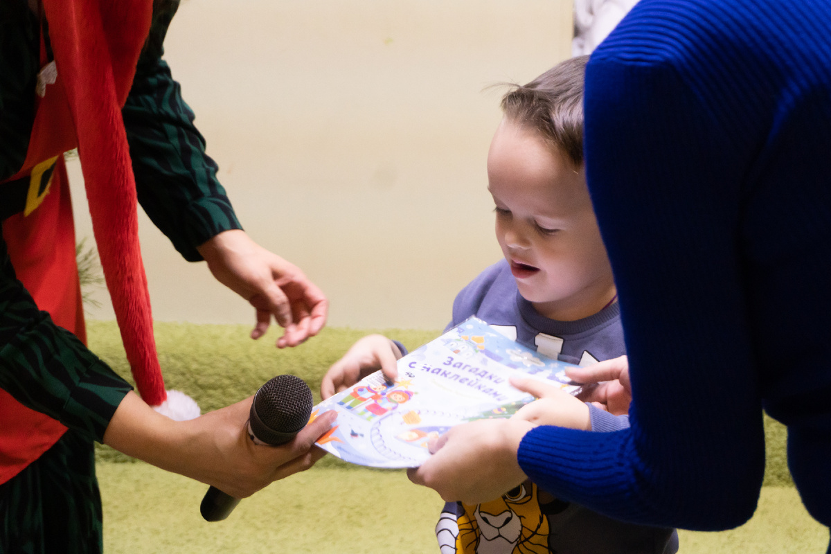 Подарок из мешка деда Мороза для Димы