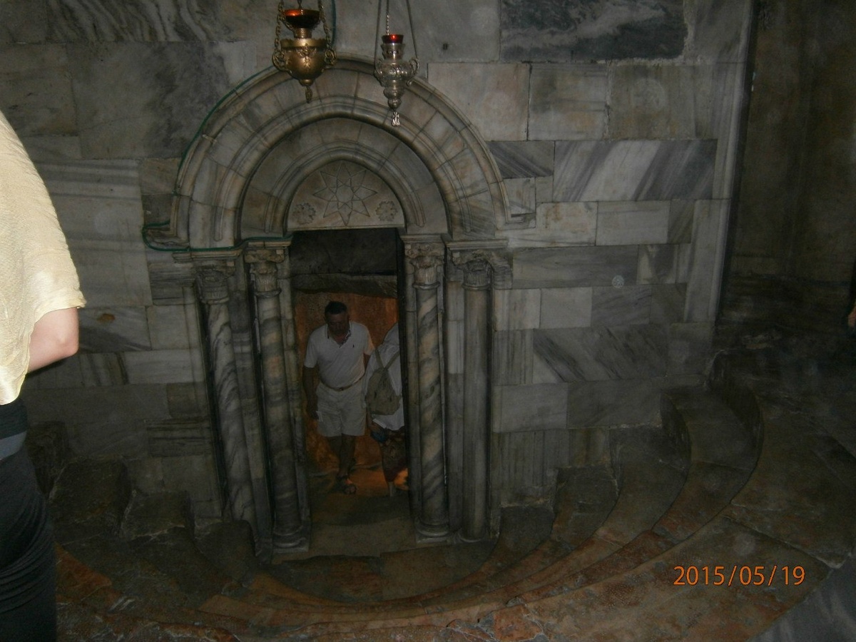 Это вход в пещеру из Храма. Фотографии не очень хорошие. Там мало света. 