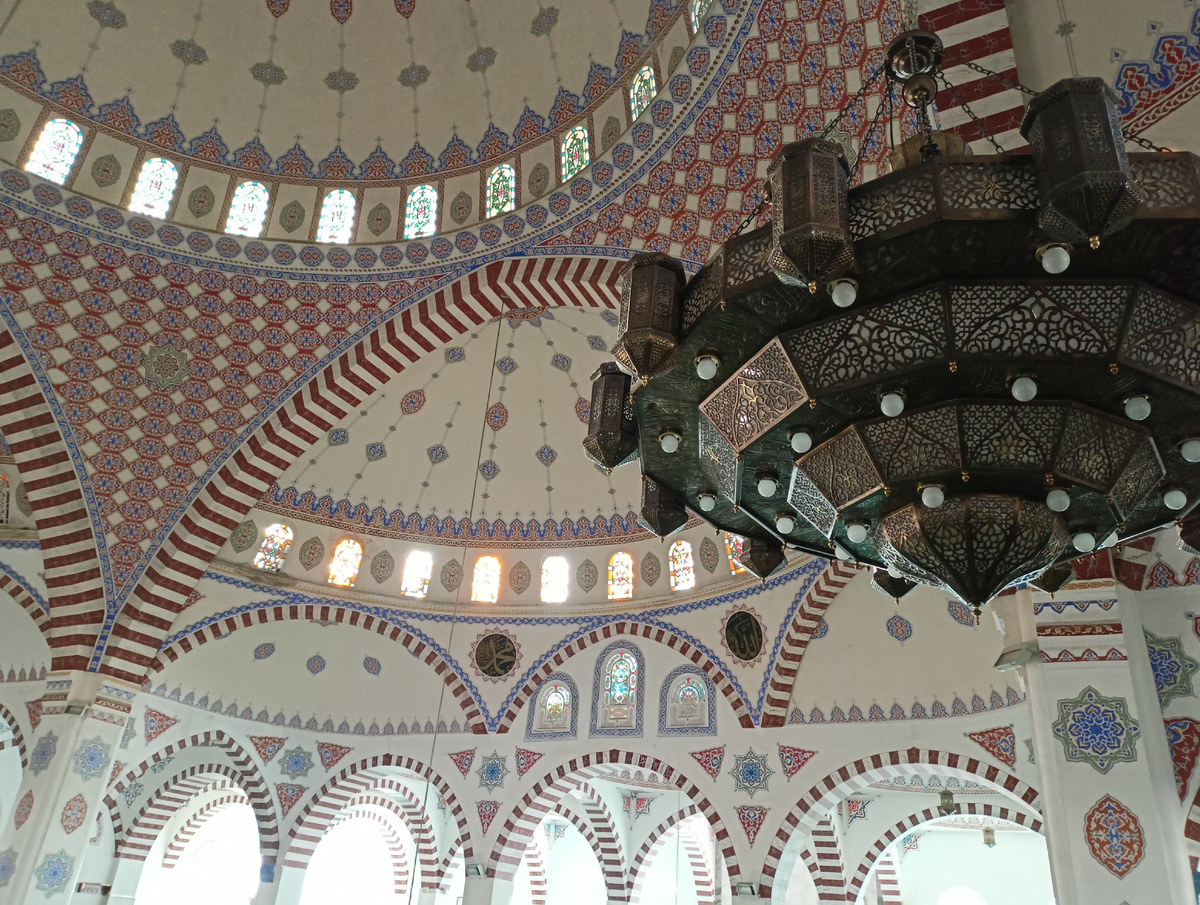 Фото автора: под сводами Джума-мечети Махачкалы (Дагестан, январь 2024)