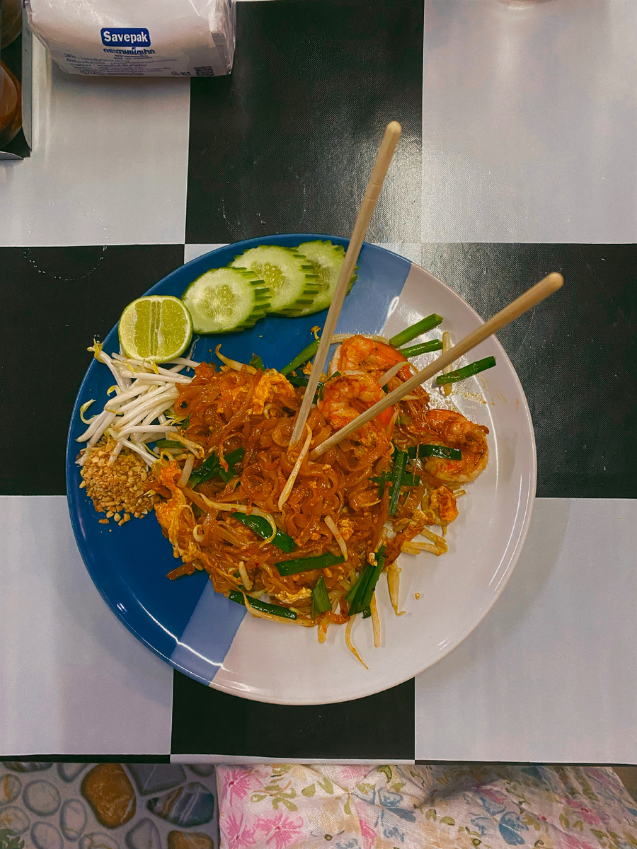 70 бат. Самуи, рядом с пляжем Чавенг. Уличная кафешка, где готовят взрослая пара на огне. Заведение небольшое всего 4 посадочных мест. 