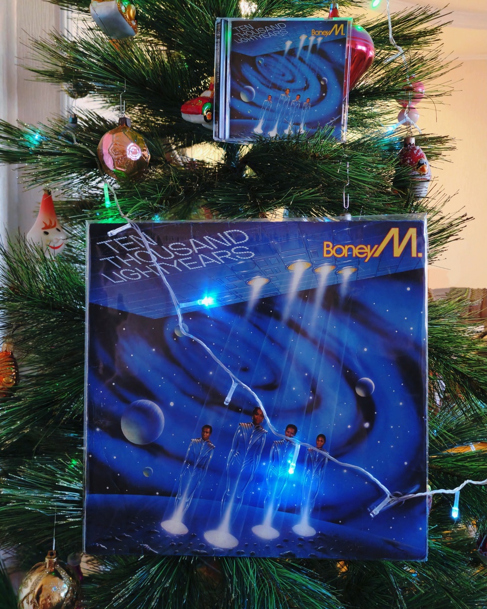 Первые издания альбома «Ten Thousand Lightyears» на CD и виниловой пластинке 1984 года.