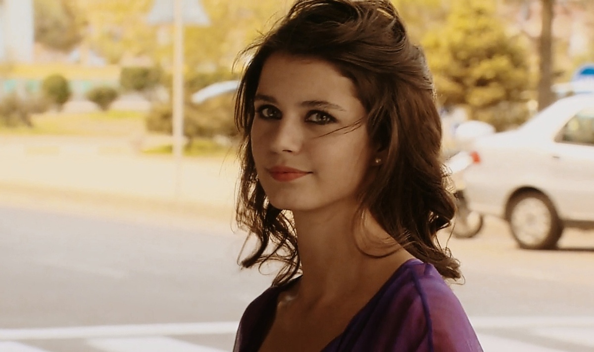 Актриса Берен Саат. Кадр из сериала "Запретная любовь"