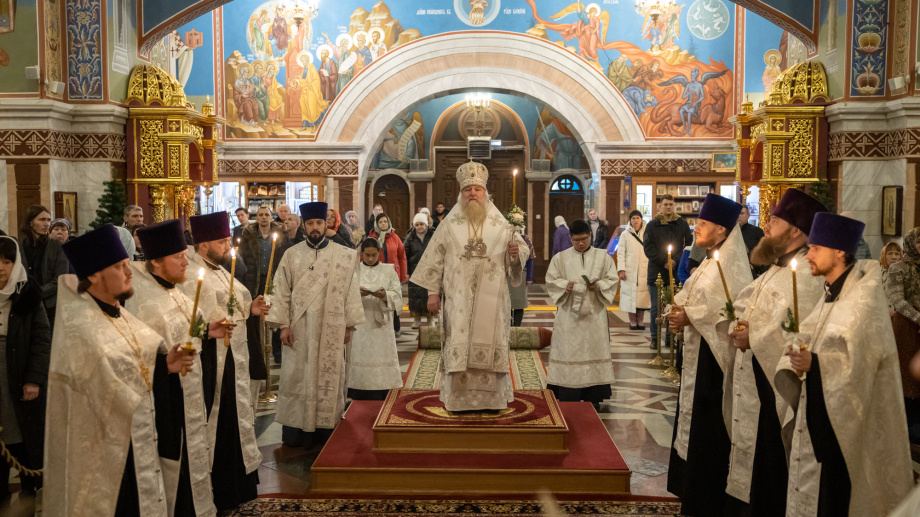    В Воскресенском кафедральном соборе Ханты-Мансийска началось богослужение в честь Рождества Спасителя