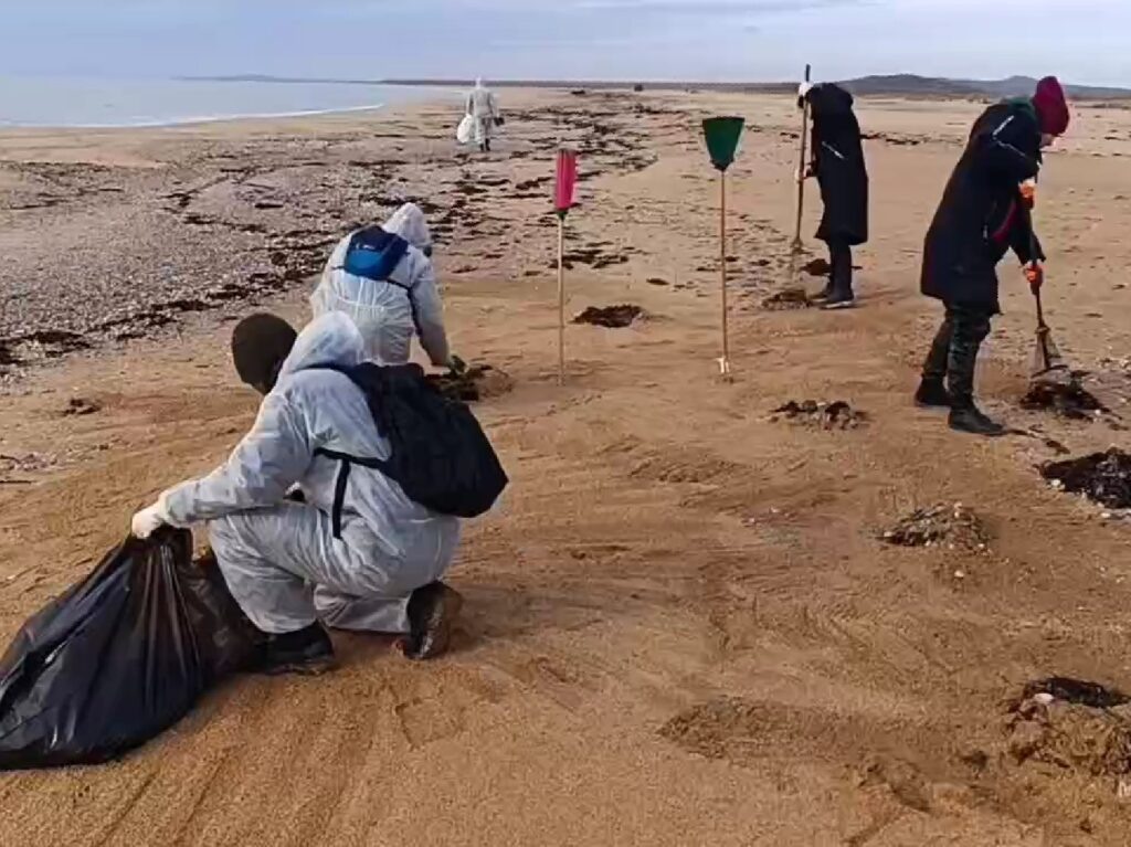 Катастрофа мирового масштаба: разлив нефти от крушения танкеров достиг Крыма