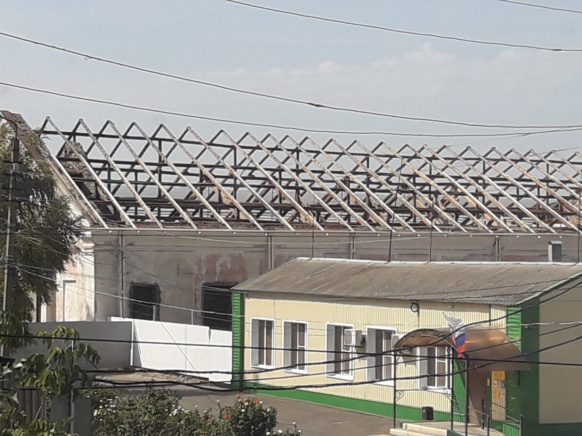 ...Стропильная система осталась нетронутой. После ремонта в начале 80-х балки и стропила в некоторых местах были смещены в стороны, так вот их даже не выровняли...  