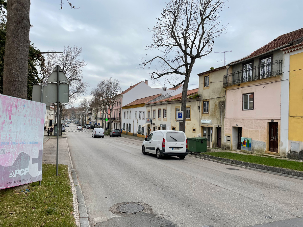 Начало не предвещало ничего интересного. Над мусорным контейнером - вывеска четвертой погребальной конторы