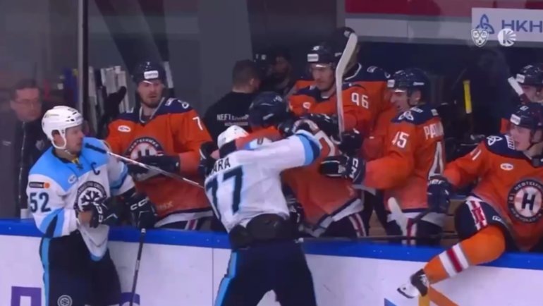    Хоккеисты «Нефтехимика» и «Сибири» устроили массовую драку.Скриншот видео