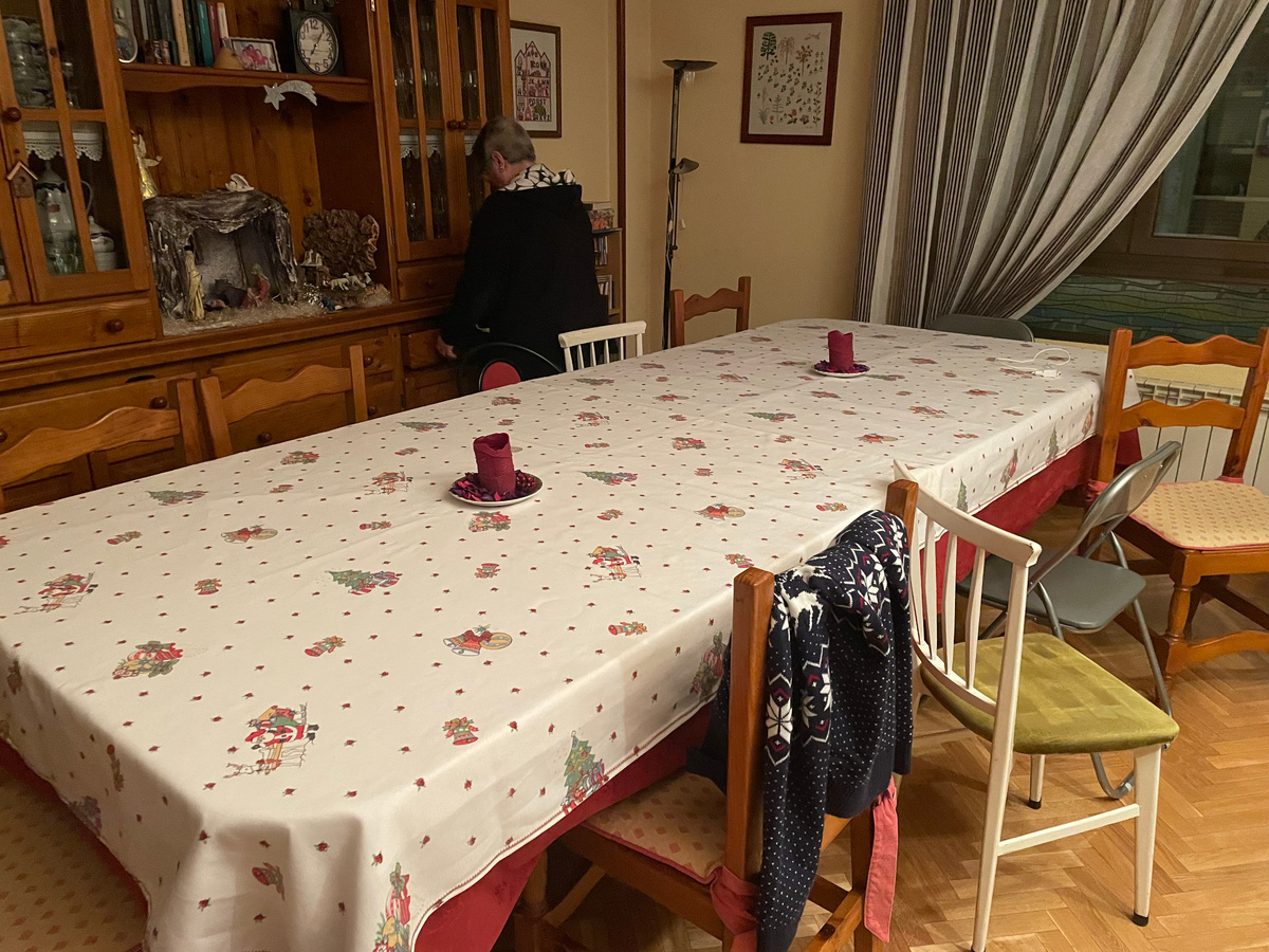 Сначала праздничный стол выглядит так