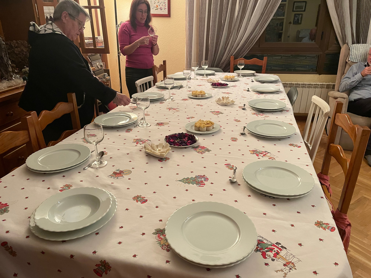 Постепенно на нем начинают появляться тарелки и закуски