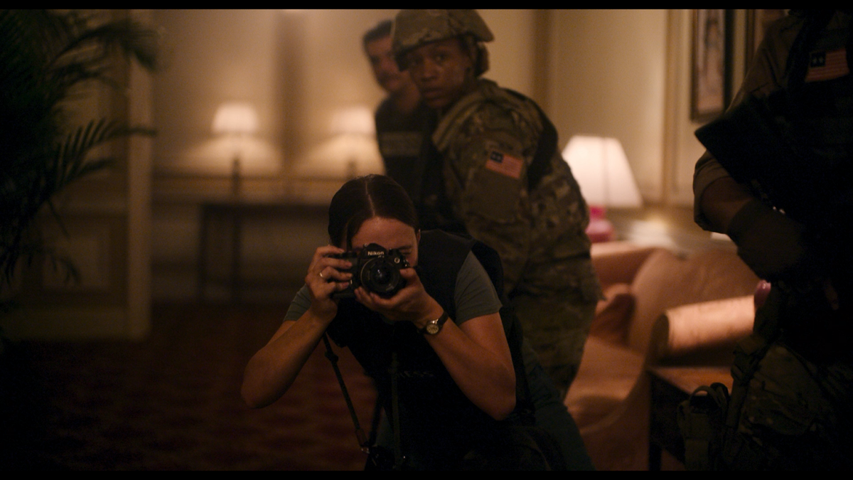 Кадр из фильма Падение империи (2023)