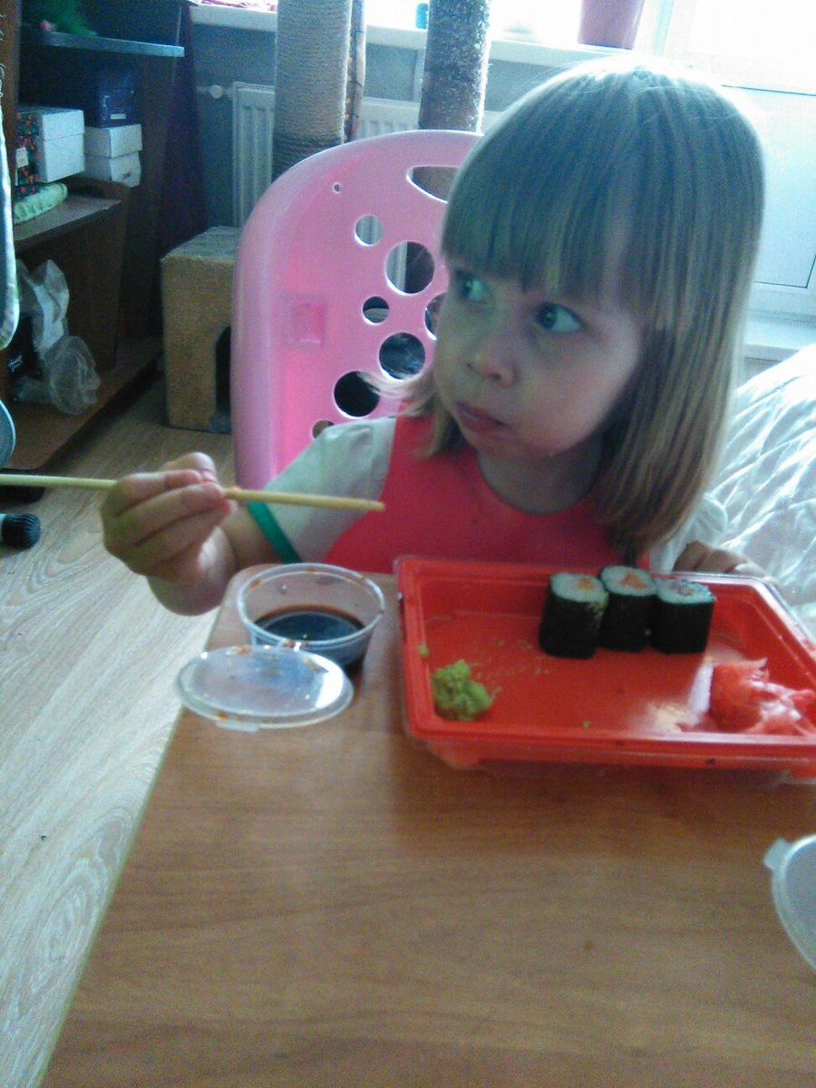 Дочь с детства любила суши 