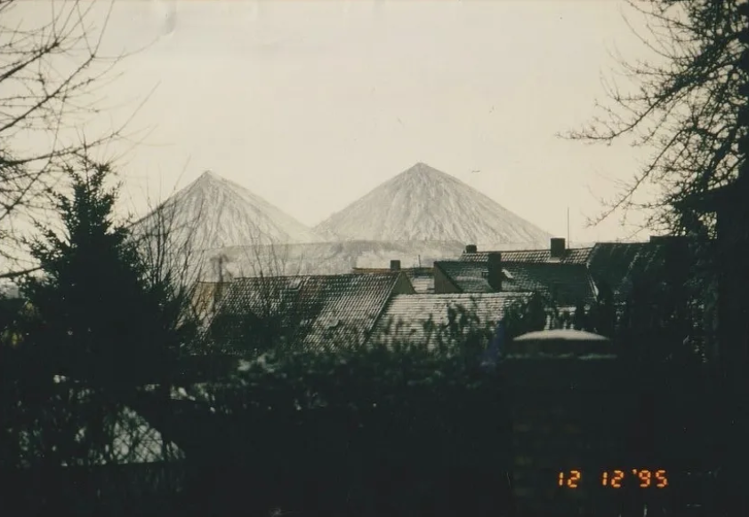 Две из 13 радиоактивных куч шлака, образовавшихся при добыче урана в Роннебурге 