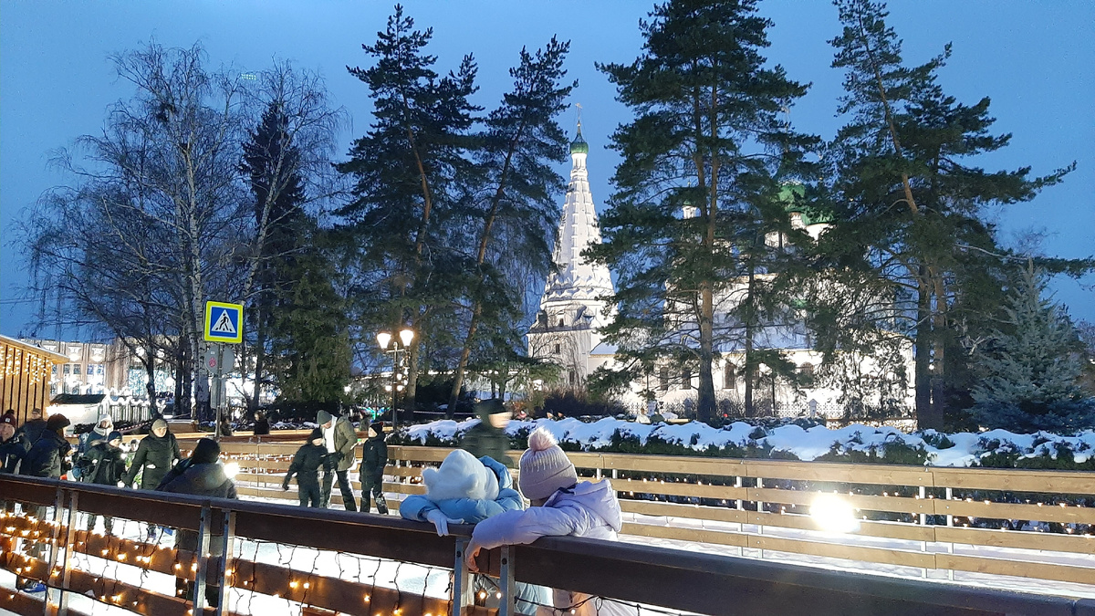 Дети и подростки на катке