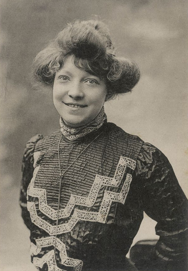 Почтовая карточка с изображением Амели Эли, известной как «Золотая каска»