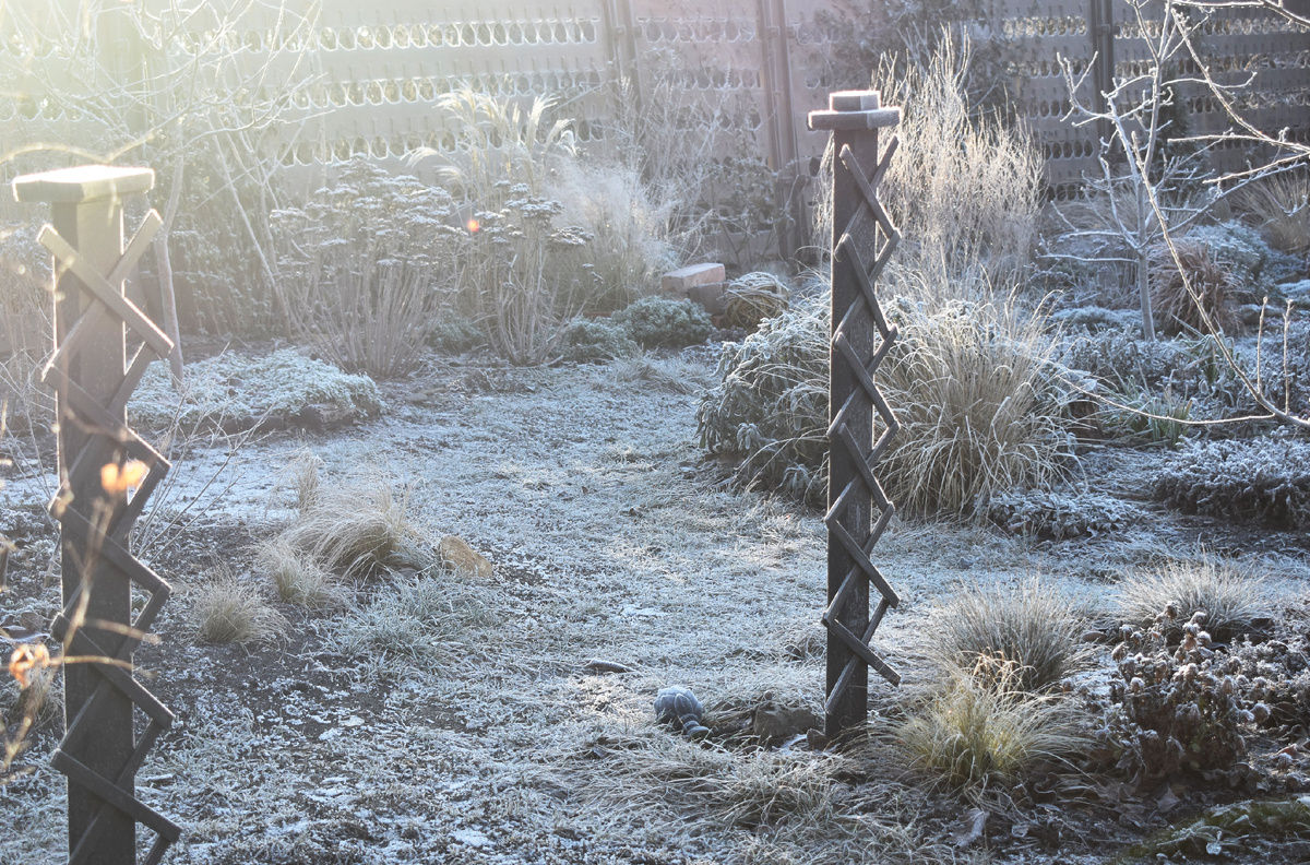 Столбы-опоры без "голов"-наверший
