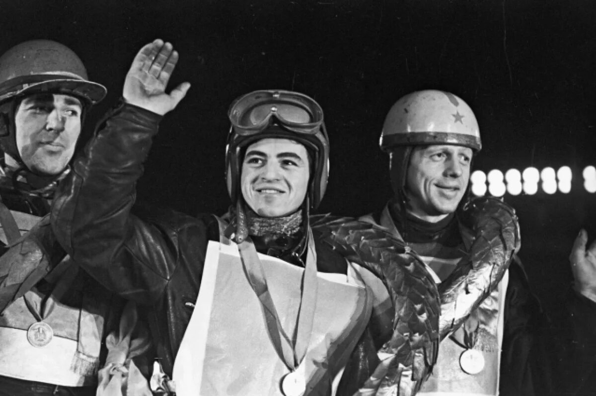    Чемпион Европы и мира по мотогонкам на льду Габдрахман Кадыров из Уфы (в центре). 1966 г.