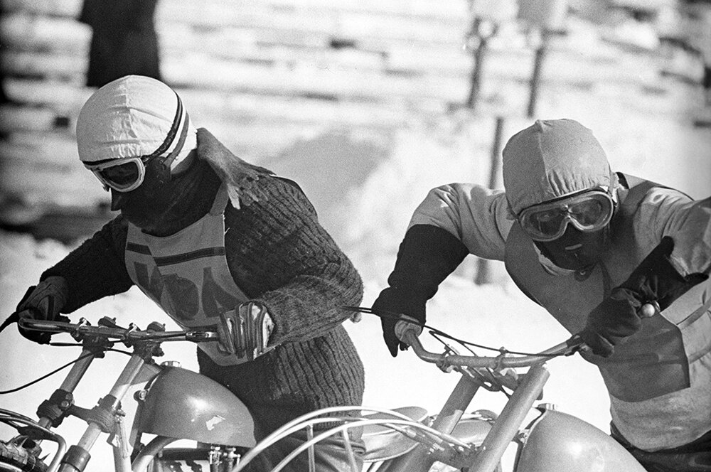    Чемпион мира и СССР по мотогонкам 1969 года Габдрахман Кадыров (справа) и мотогонщик Борис Самородов во время одного из финальных заездов на первенстве СССР по мотогонкам на льду. Фото:  РИА Новости/ Марк Бергер